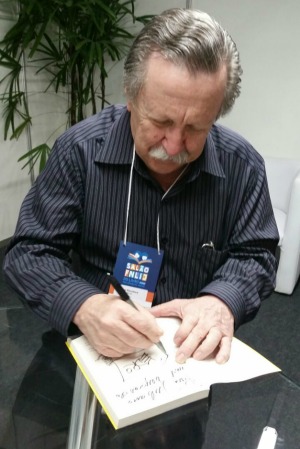 Pedro Bandeira autografa exemplar para o Vai Lendo