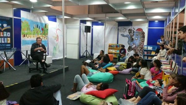 Pedro Bandeira conversa com leitores no 17º Salão FNLIJ do Livro para Crianças e Jovens/ Foto: Vai Lendo