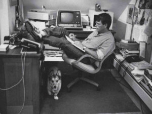 Stephen King trabalhando em seu escritório, em Maine, nos anos 80 / Fonte:  npr.org