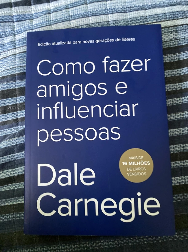 Como Fazer Amigos e Influenciar Pessoas, o clássico de Dale Carnegie. Falando sobre os melhores livros para ler.