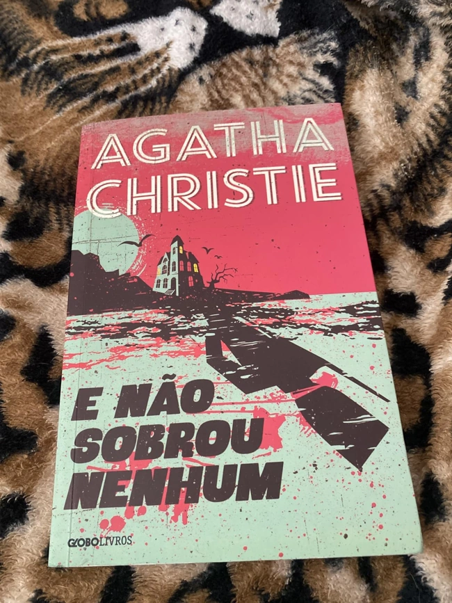 Capa real de E Não Sobrou Ninguém. Falando sobre os melhores livros de suspense.