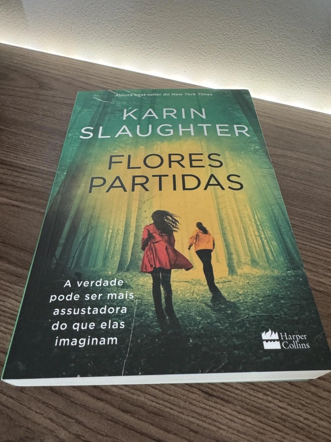Capa real do livro Flores Partidas. Falando sobre os melhores livros de suspense.
