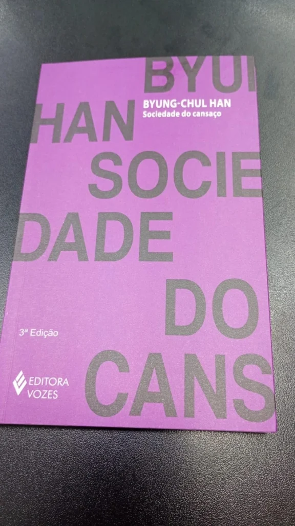 Capa decorativa de Sociedade do Cansaço. Falando sobre os melhores livros para ler.