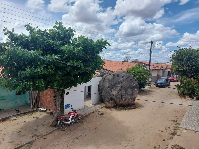 Cabeça de estátua de Santo Antônio em sua de Caridade, no Ceará. Falando sobre o livro A Cabeça do Santo.