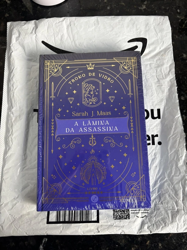 Versão de luxo de A Lâmina da Assassina, de Sarah J. Maas. Falando sobre os melhores livros para presentear.