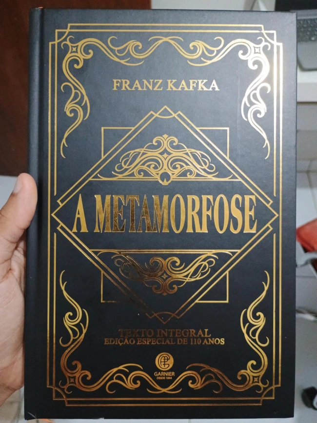 Edição de capa dura de A Metamorfose, de Franz Kafka. Falando sobre o melhor livro para o dia dos pais.