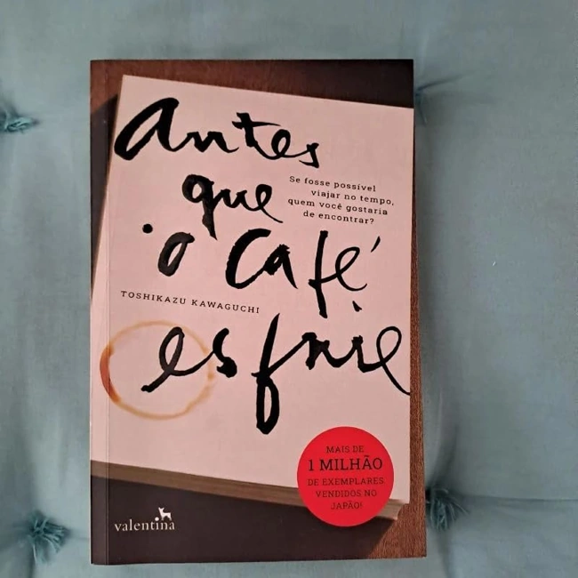 Livro Antes Que o Café Esfrie. Falando sobre os melhores livros para presentear.