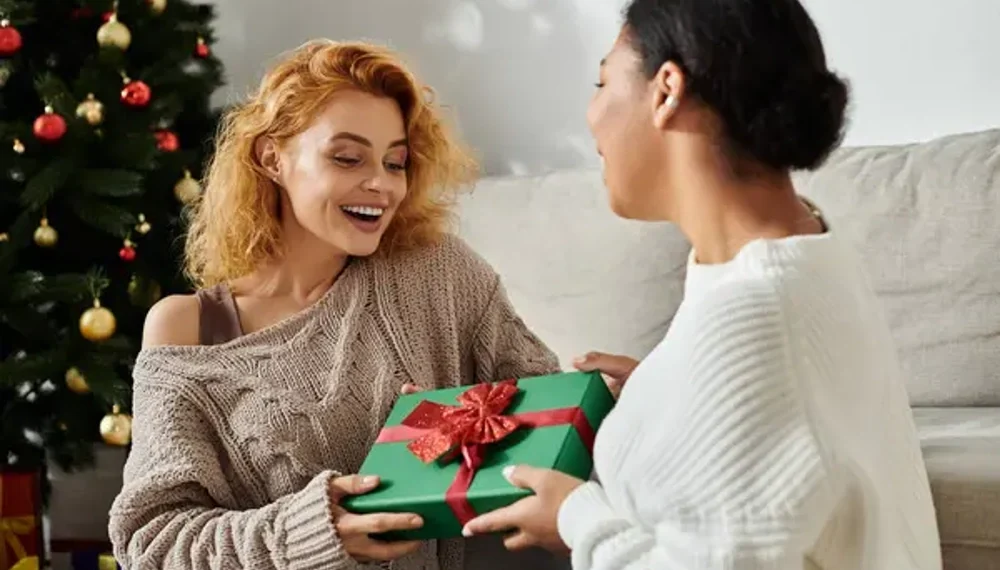 Duas mulheres trocando presentes. Recomendando presentes para leitores.