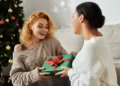 Duas mulheres trocando presentes. Recomendando presentes para leitores.