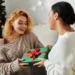 Duas mulheres trocando presentes. Recomendando presentes para leitores.